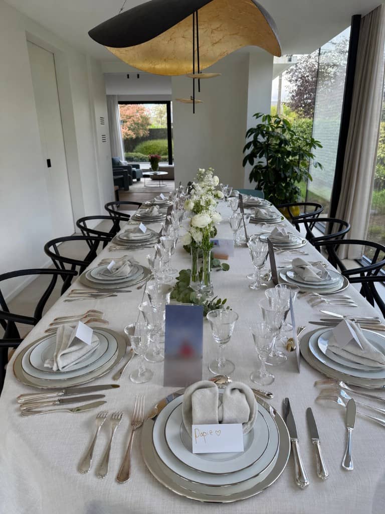 Stijlvol gedekte tafel voor een verjaardagsfeest