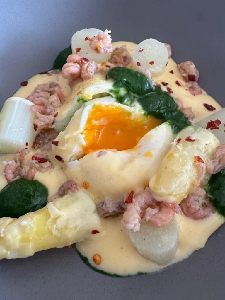 Witte asperges met hollandaise, grijze garnalen en gepocheerd ei — Nalou Dining gerecht