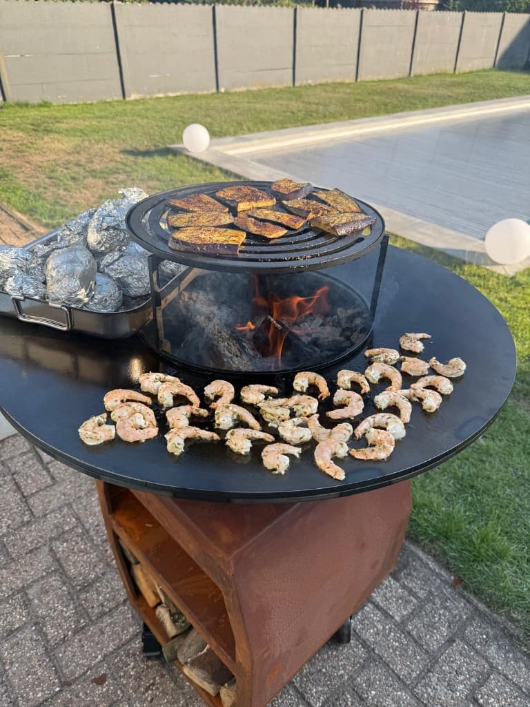 Buiten BBQ met garnalen en vlees op een houtvuurgrill — Nalou Dining live cooking