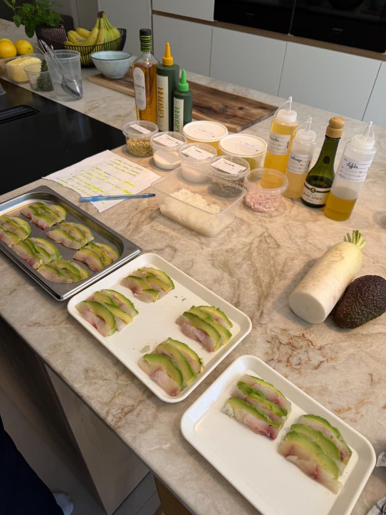 Voorbereiding van een visgerecht met avocado — mise-en-place in de keuken