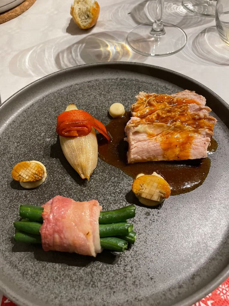 Varkensgebraad met haricots verts, gekarameliseerde ui en champignons — hoofdgerecht