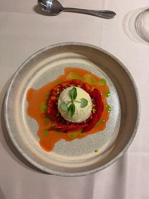 Dessert met vanille-ijs, aardbei en citroen in keramieken bord
