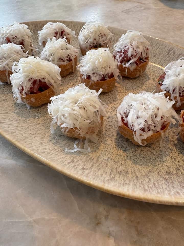 Tuna tartaar in krokant gebakje met geraspte kaas — amuse bouche